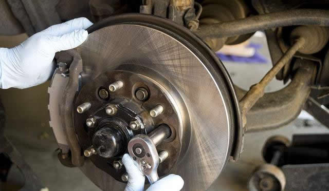 汽車行駛6萬公里，記得更換這些零件，別讓汽車提前報廢-第5張圖片-鄭州市冠恒貿(mào)易有限公司【官方網(wǎng)站】-車用潤滑油服務專家